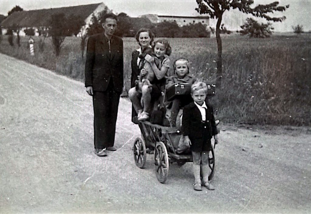 Voženílek_Manželka s dětmi a rodinným přítelem, Rataje 24.7. 1952