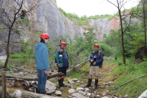 Petr Rosendorf v družném hovoru se zástupcem provozovatelů Lomů Mořina (Karel Fous) a spolku OS Hagen (Renata Fantová) v Trestaneckém lomu (23.6. 2023)